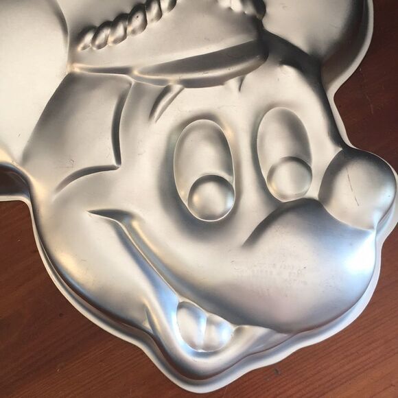 Wilton Vintage Mickey Mouse Band Cake Pan 515-302 - Picture 3 of 10